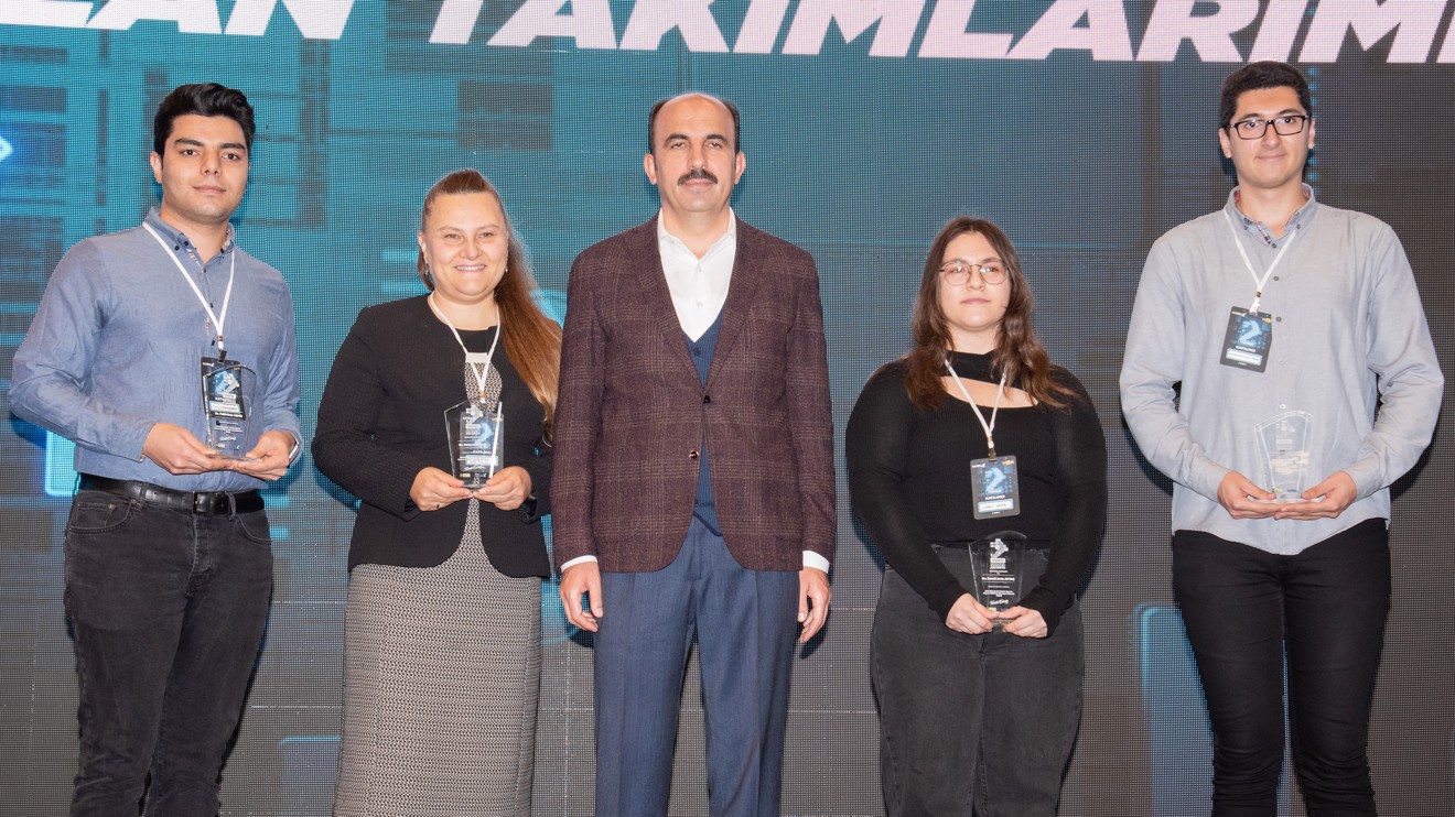 Başkan Altay’dan Selçuk Üniversitesi takımlarına plaket